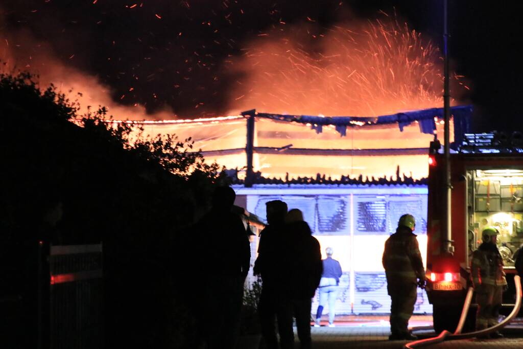 Grote brand in loods varkenshouderij