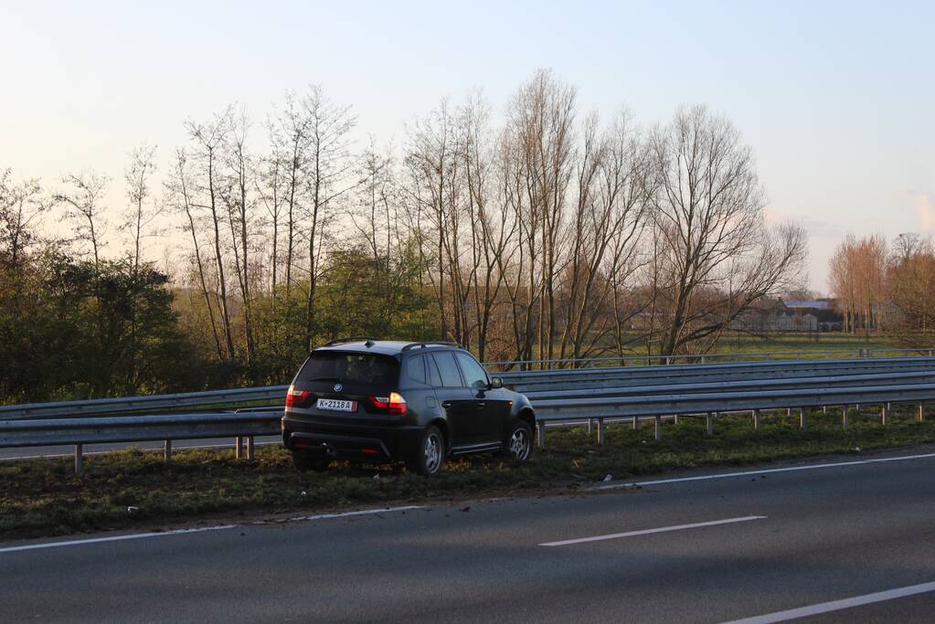 Bestuurder komt met schrik vrij na klapper tegen vangrail