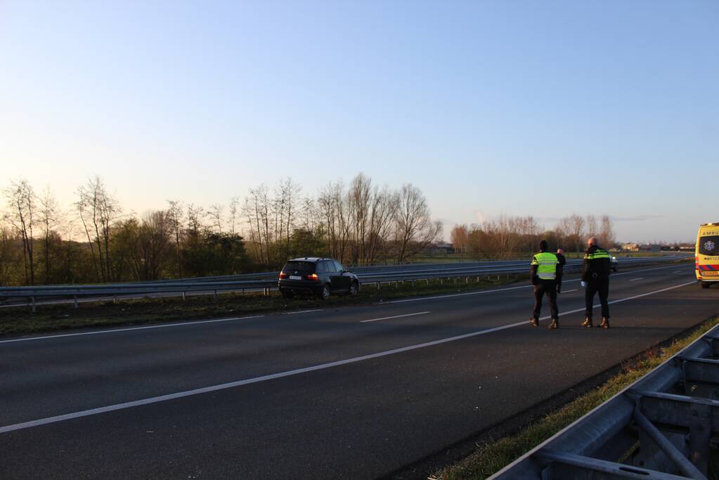 Bestuurder komt met schrik vrij na klapper tegen vangrail