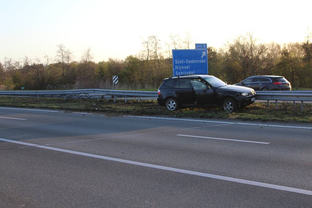 Bestuurder komt met schrik vrij na klapper tegen vangrail