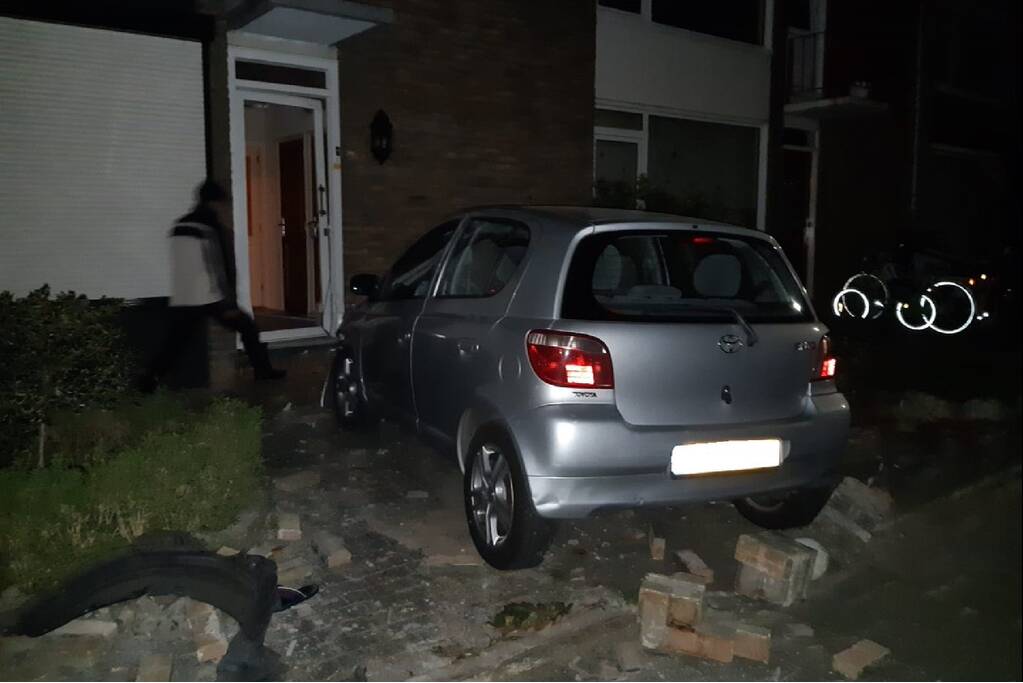 Wilde achtervolging eindigt in crash tegen woning