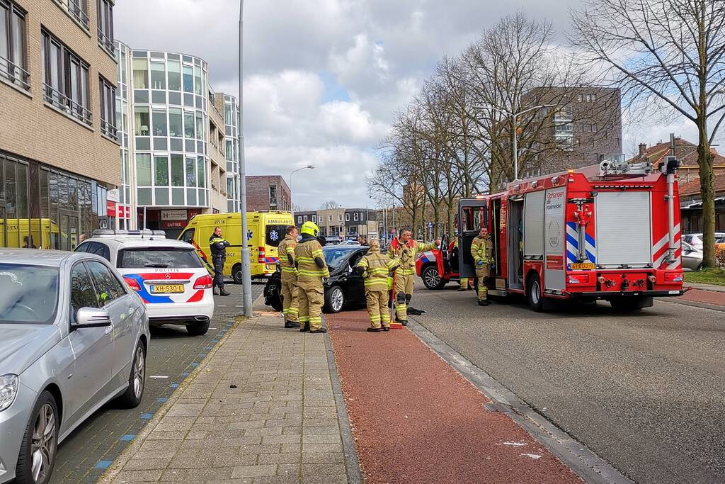 Auto knalt op lantaarnpaal