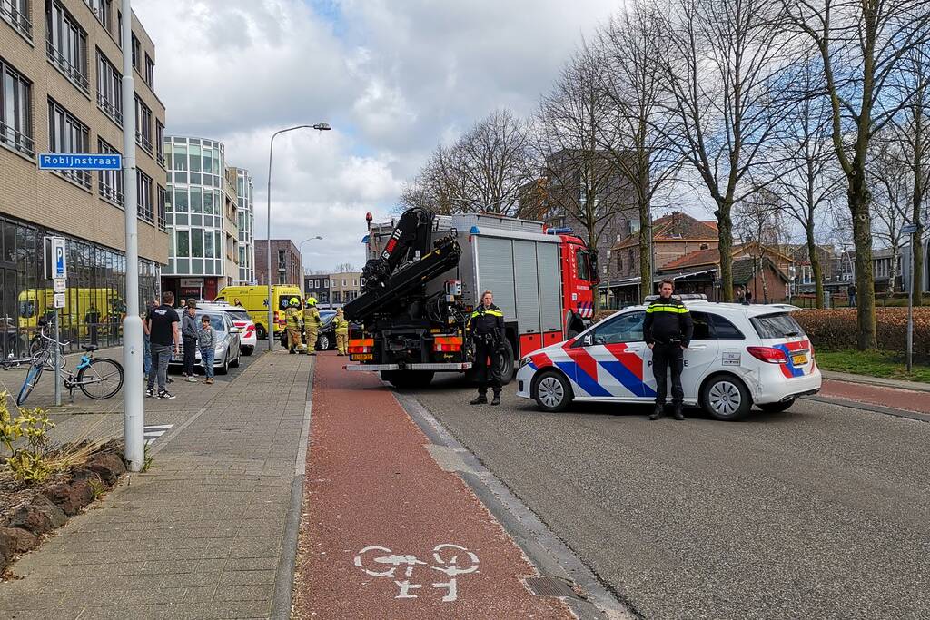 Auto knalt op lantaarnpaal