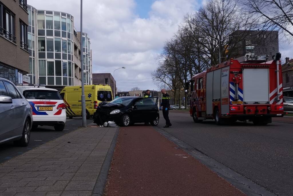 Auto knalt op lantaarnpaal