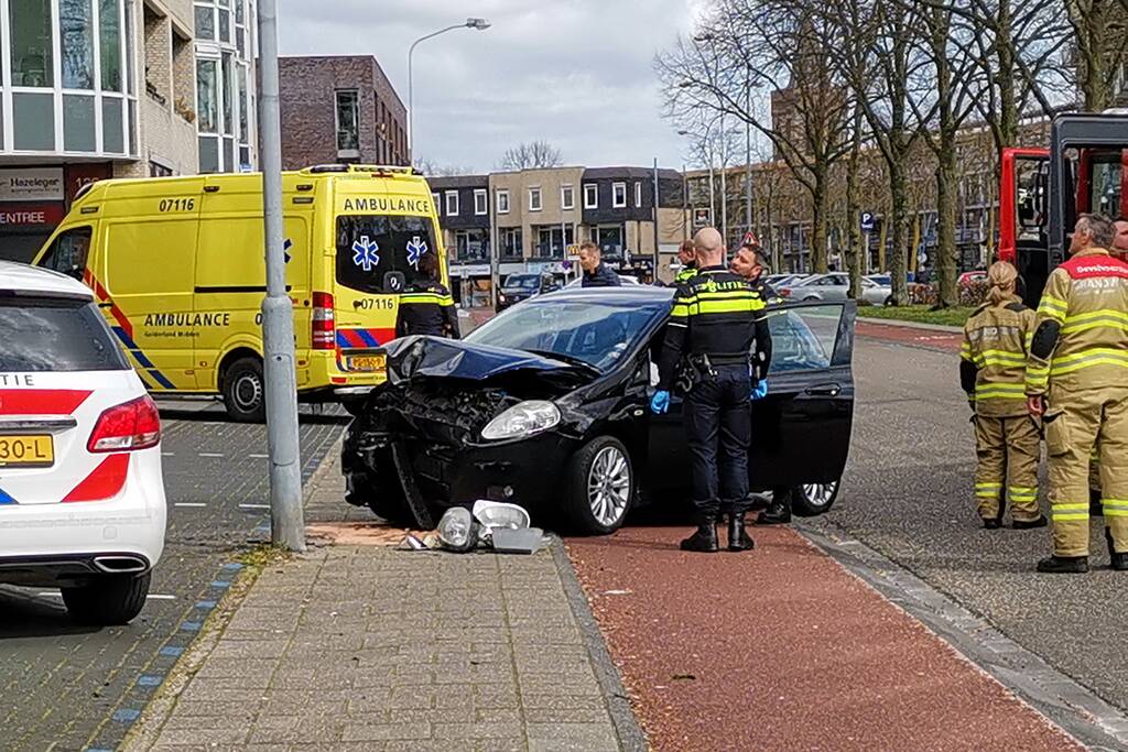 Auto knalt op lantaarnpaal