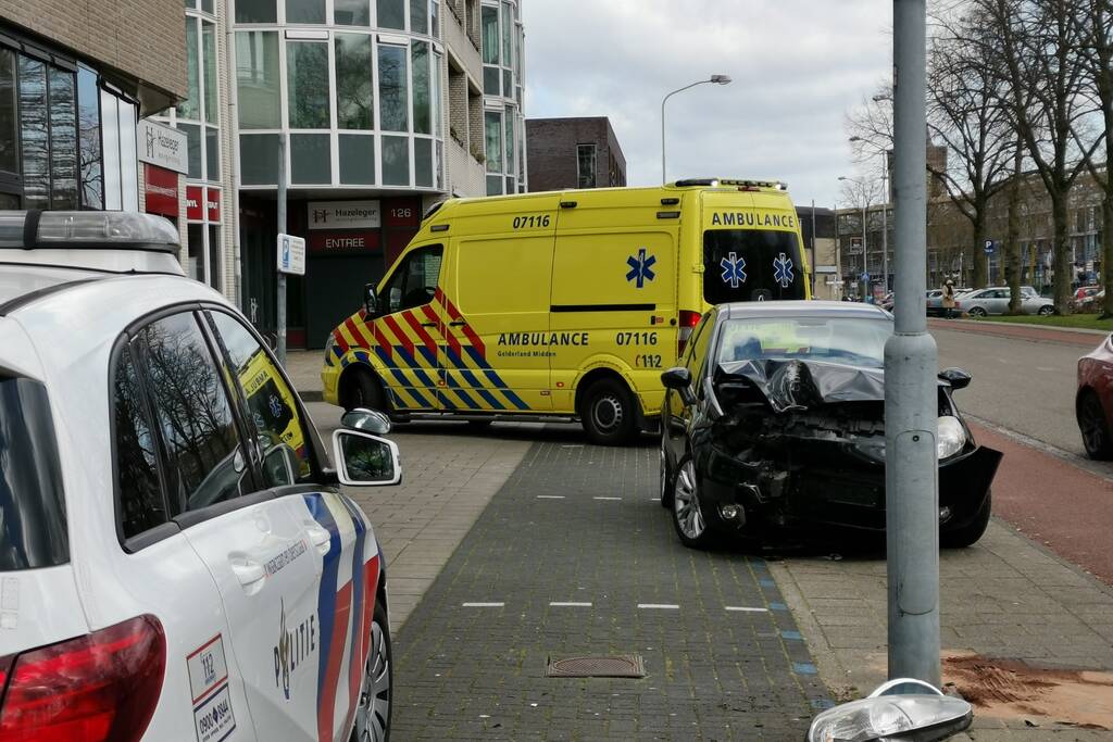 Auto knalt op lantaarnpaal