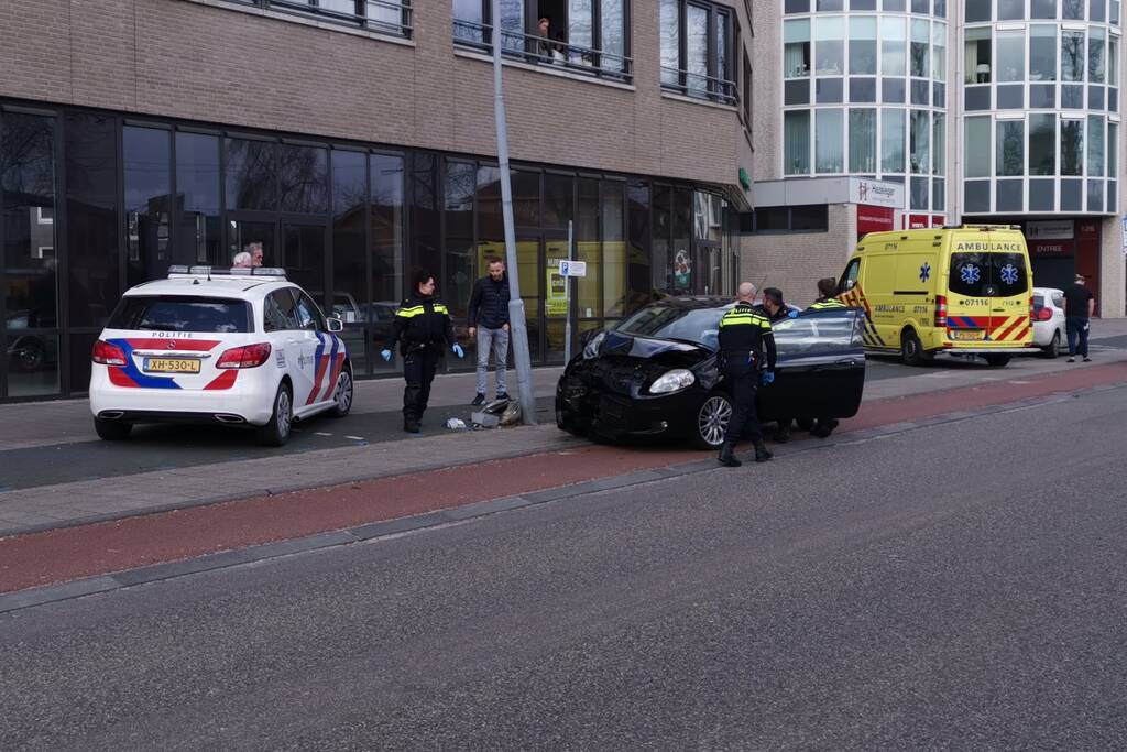 Auto knalt op lantaarnpaal