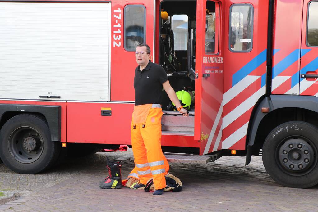 Grote tak dreigt op geparkeerde auto's te vallen