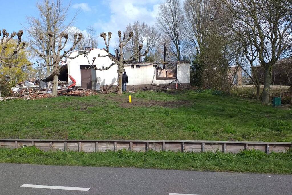 Day after: grote brand woning met rieten kap