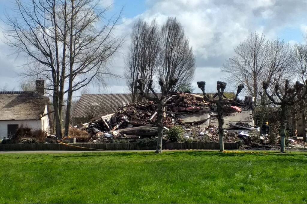 Day after: grote brand woning met rieten kap