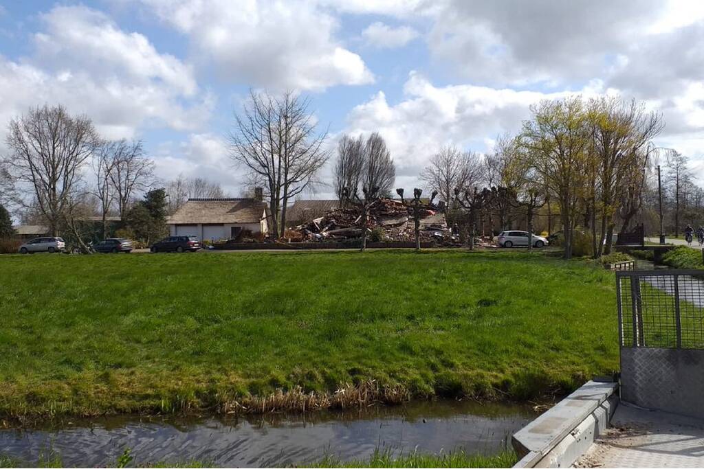 Day after: grote brand woning met rieten kap