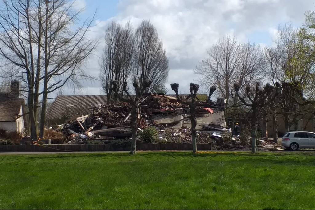 Day after: grote brand woning met rieten kap