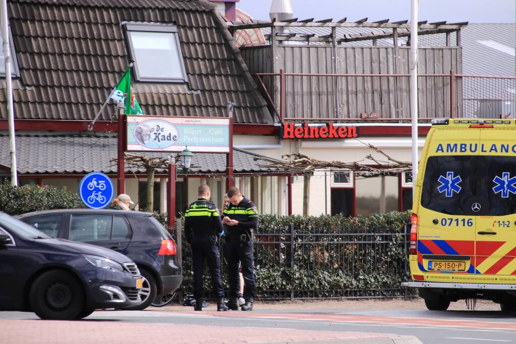 Wielrenner gaat onderuit na botsing met auto