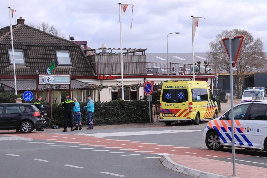 Wielrenner gaat onderuit na botsing met auto