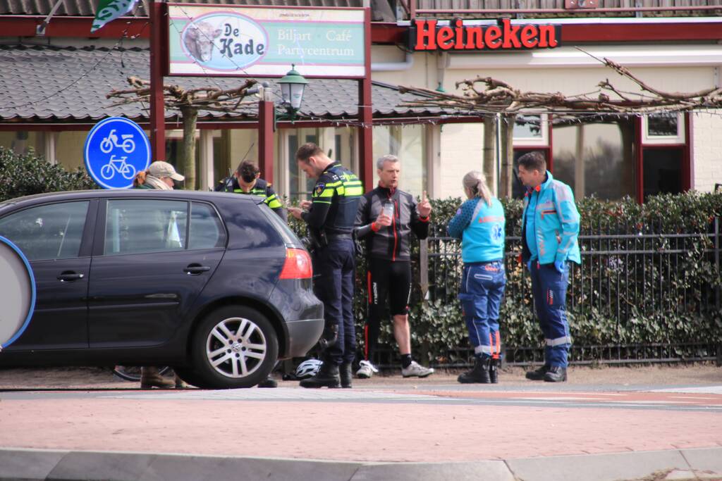 Wielrenner gaat onderuit na botsing met auto