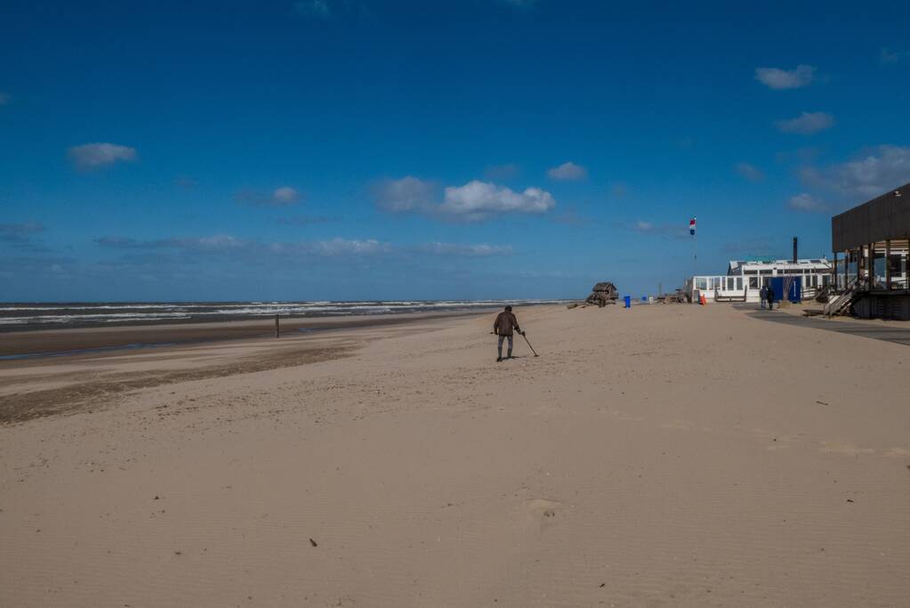 Leeg strand na oproep thuis te blijven