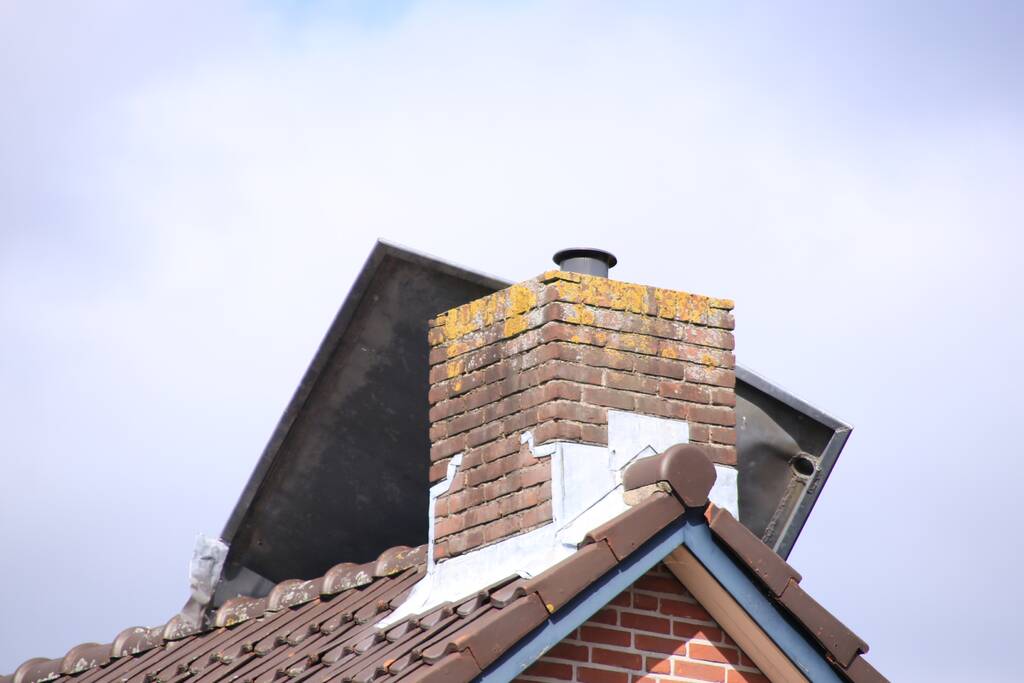 Deel van dakkapel losgewaaid