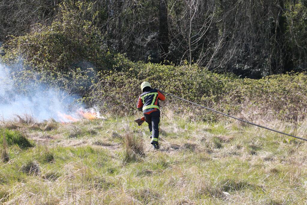 Stuk natuur achter bouwterrein in brand gestoken
