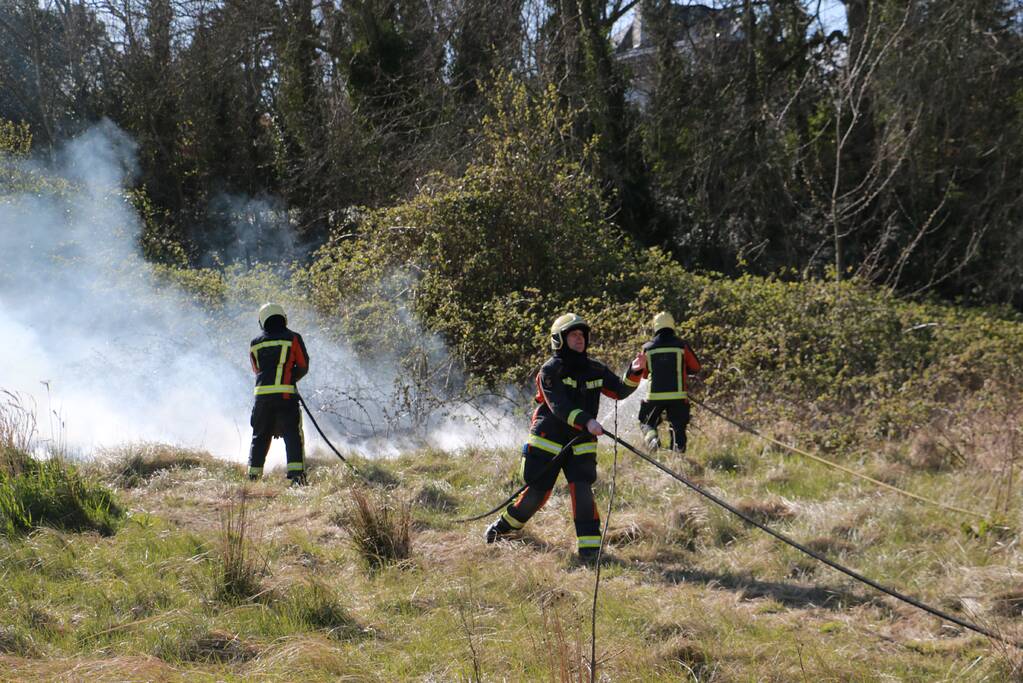 Stuk natuur achter bouwterrein in brand gestoken