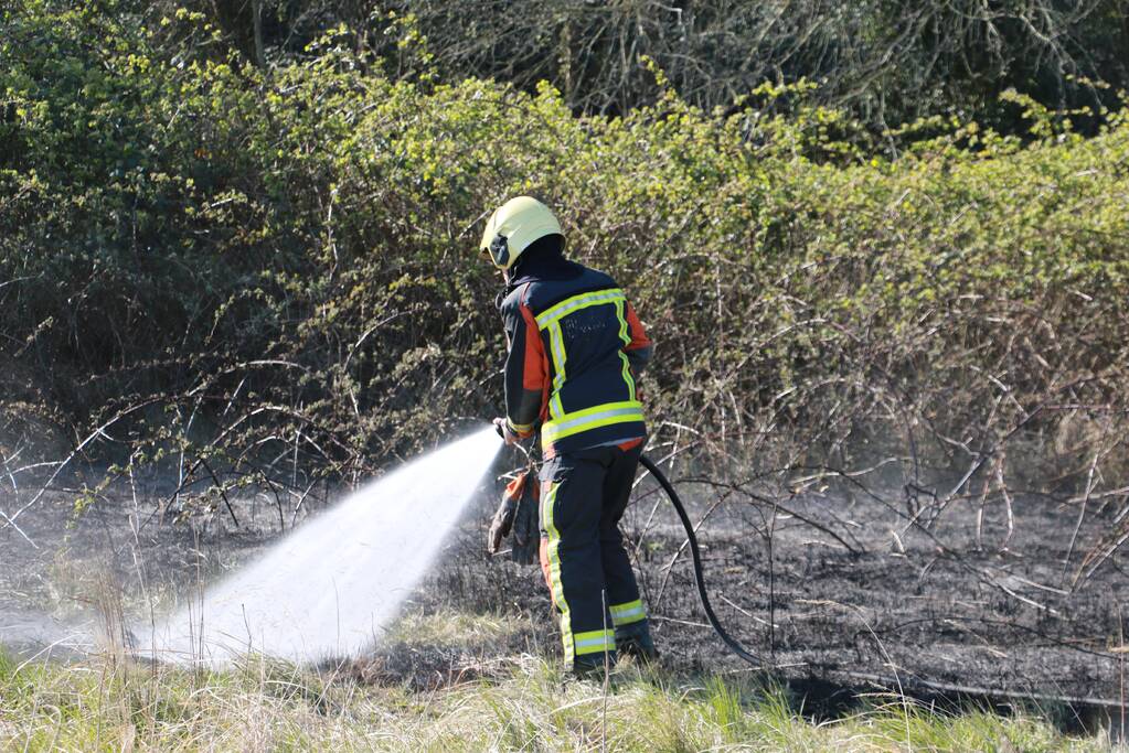 Stuk natuur achter bouwterrein in brand gestoken