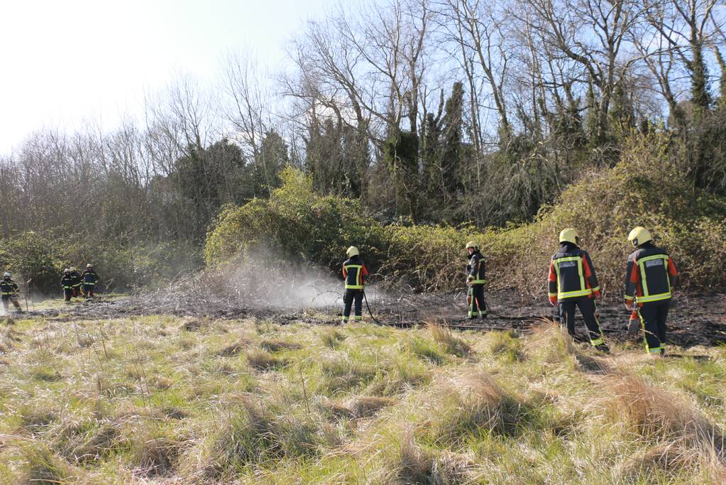 Stuk natuur achter bouwterrein in brand gestoken