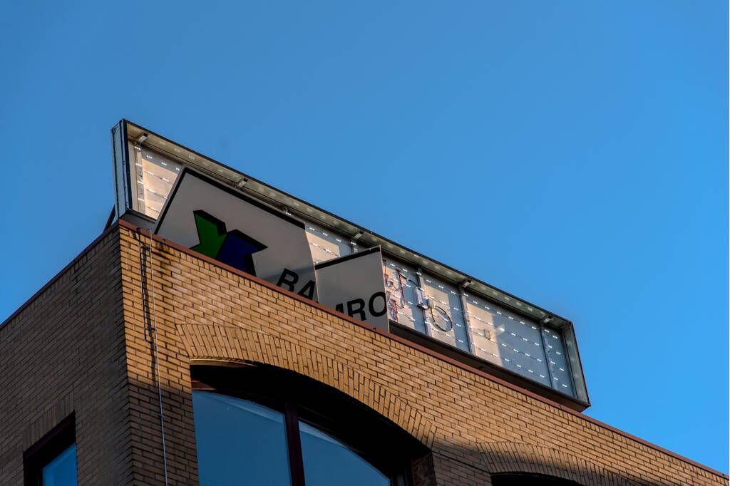 Brandweer verwijdert losgewaaid reclamebord