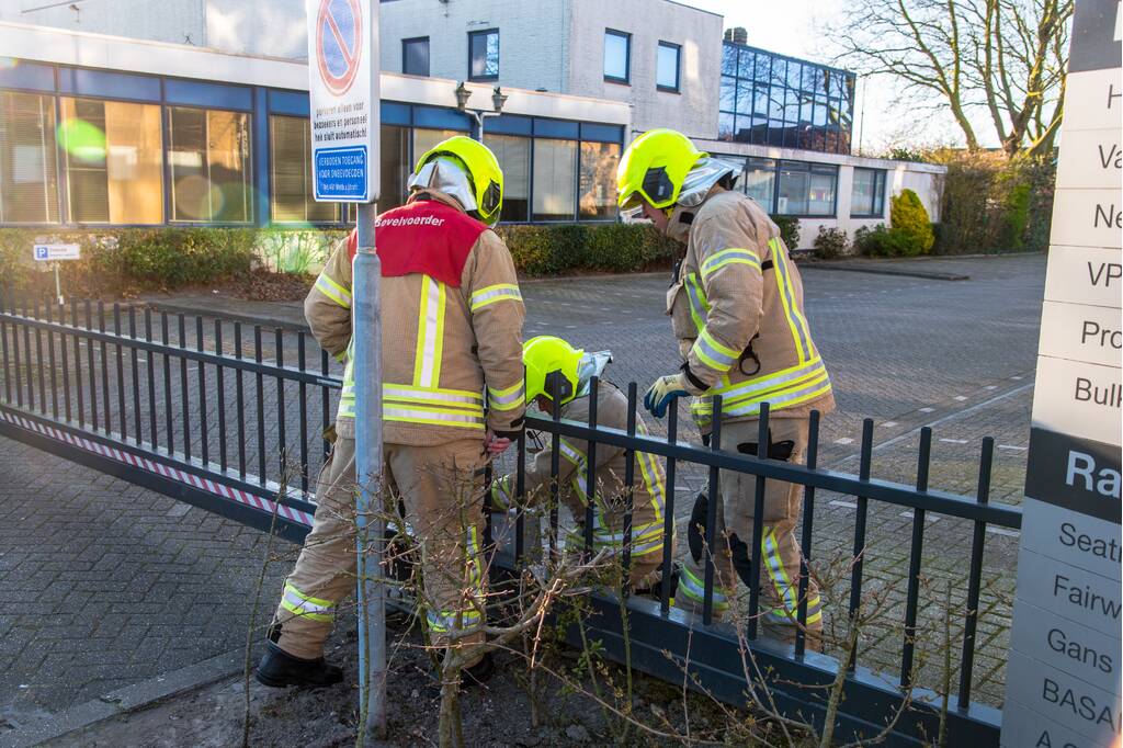 Brandweer verwijdert losgewaaid reclamebord