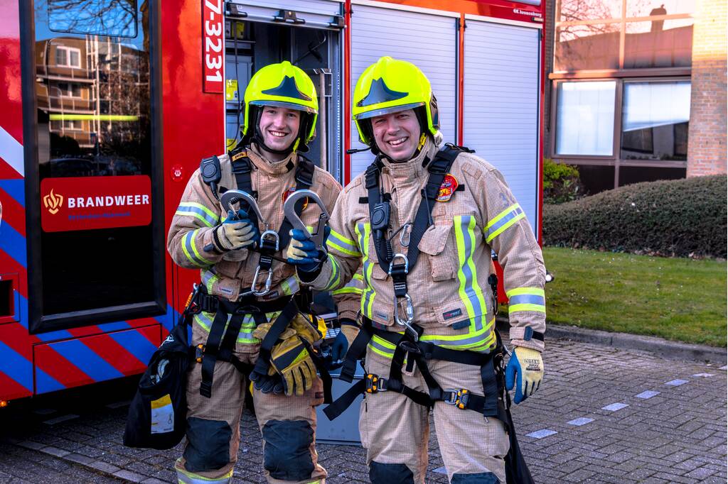 Brandweer verwijdert losgewaaid reclamebord