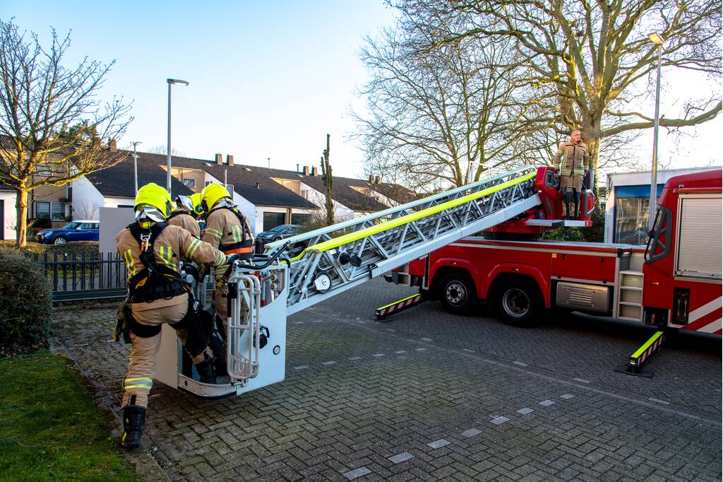 Brandweer verwijdert losgewaaid reclamebord