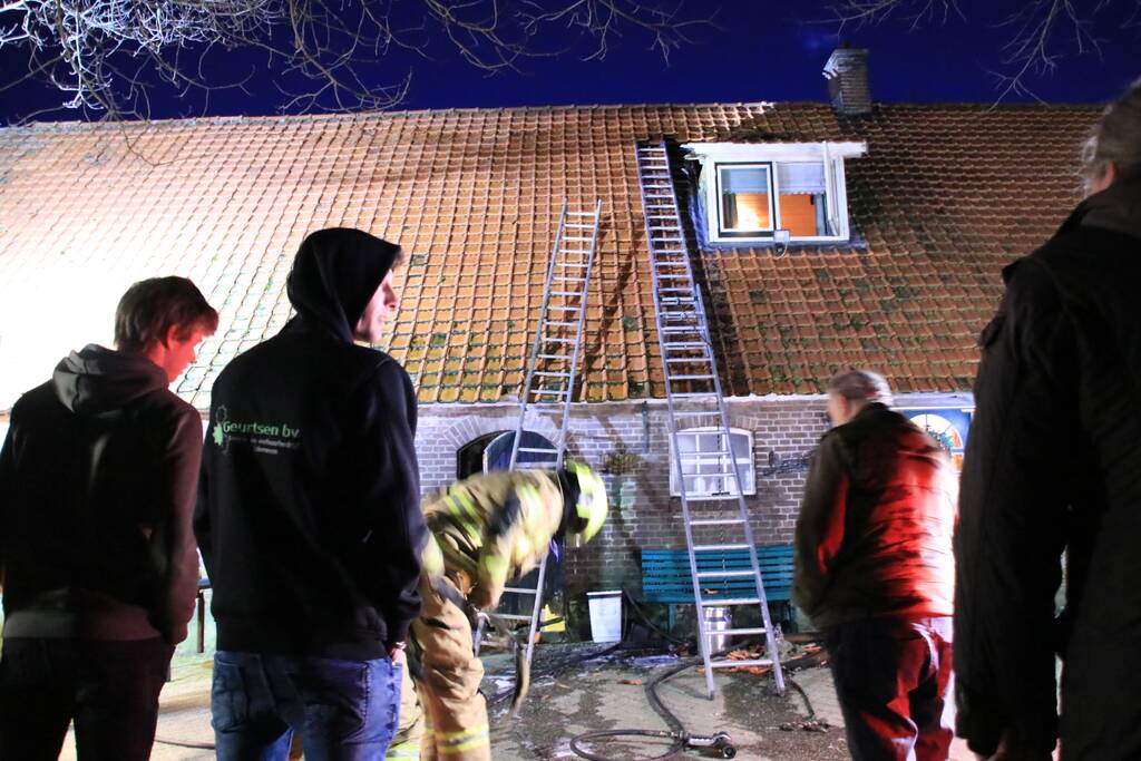 Dakkapel woonboerderij in brand