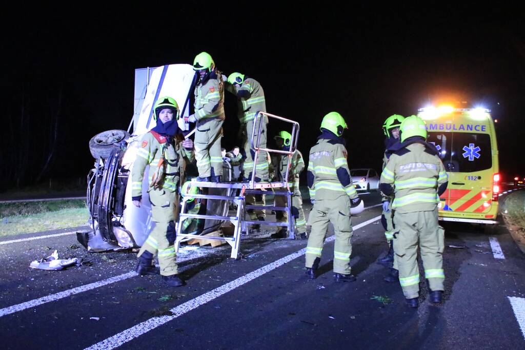 Automobilist belandt op zijn kant