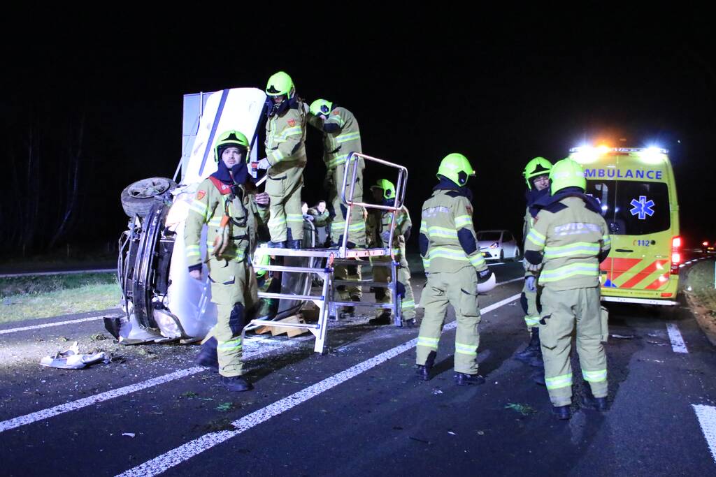 Automobilist belandt op zijn kant