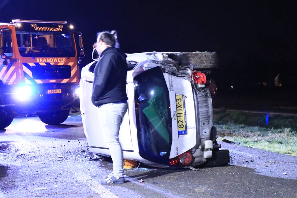 Automobilist belandt op zijn kant