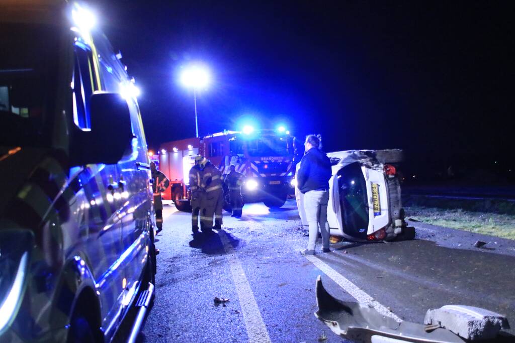 Automobilist belandt op zijn kant