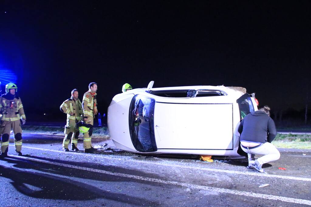 Automobilist belandt op zijn kant