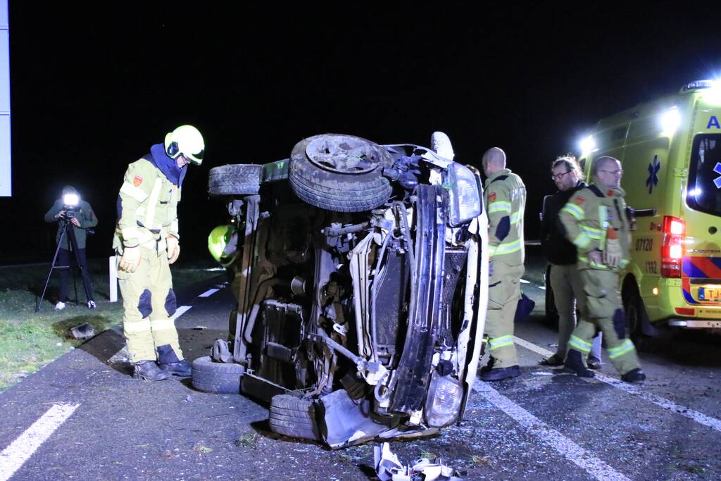 Automobilist belandt op zijn kant