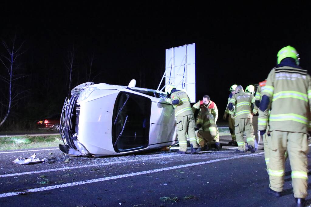 Automobilist belandt op zijn kant
