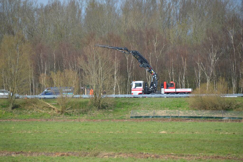 Vrachtwagen komt in botsing met bestelbus