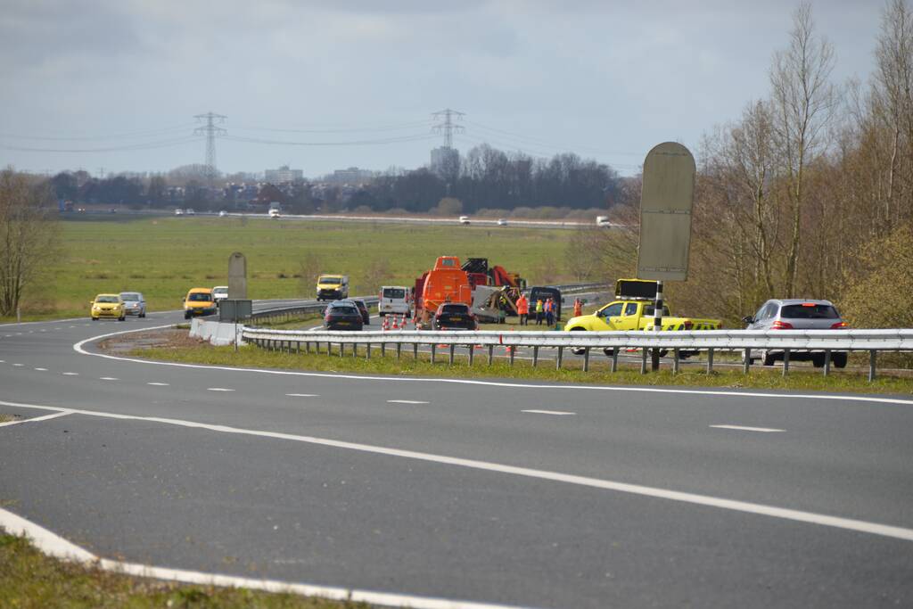 Vrachtwagen komt in botsing met bestelbus