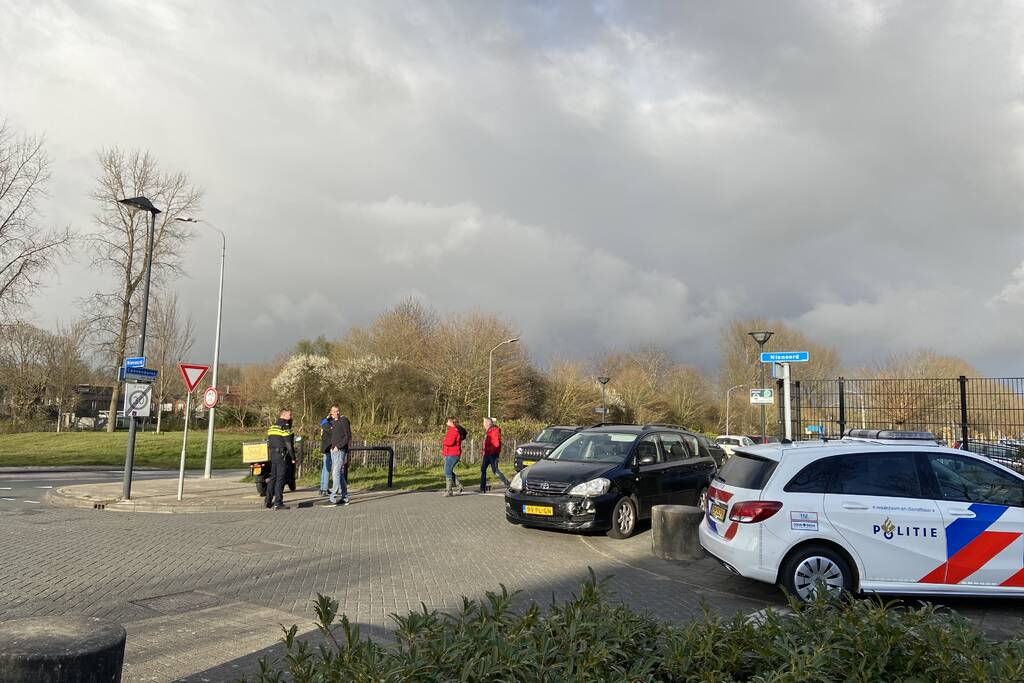 Aanrijding tussen bestelscooter en personenauto