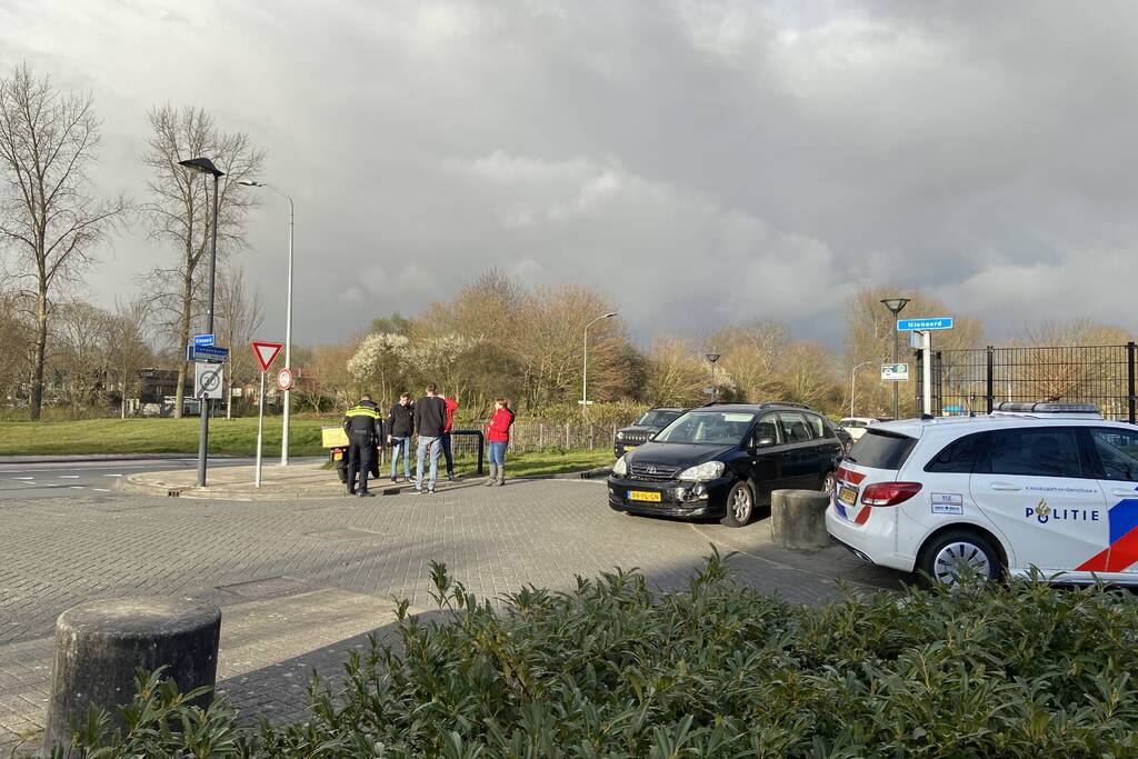 Aanrijding tussen bestelscooter en personenauto