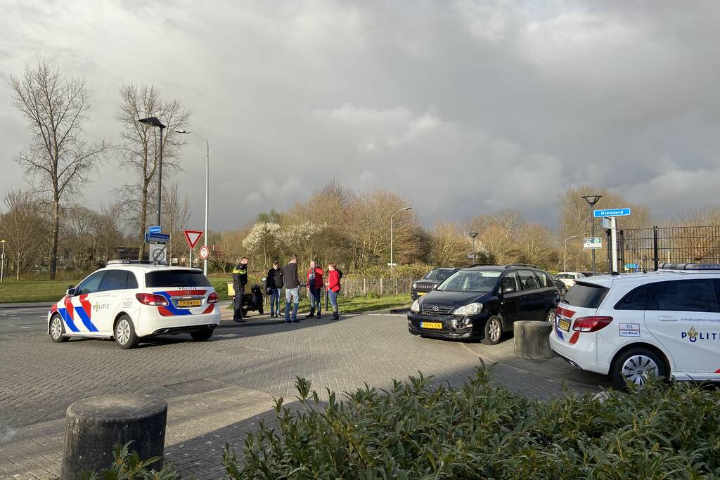 Aanrijding tussen bestelscooter en personenauto