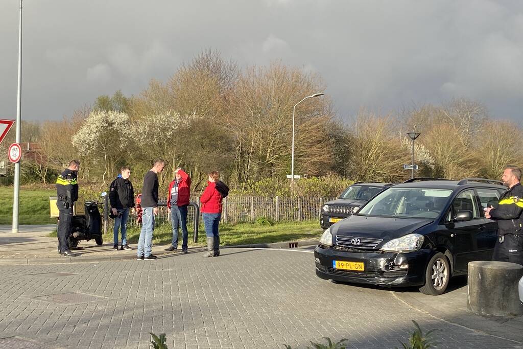 Aanrijding tussen bestelscooter en personenauto