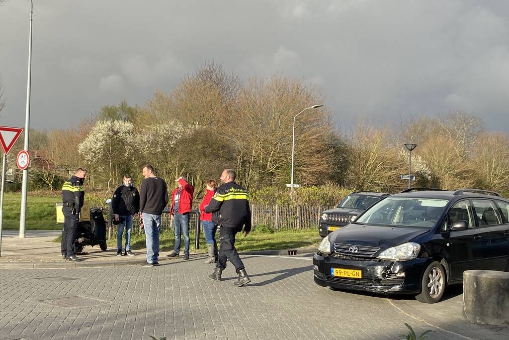 Aanrijding tussen bestelscooter en personenauto