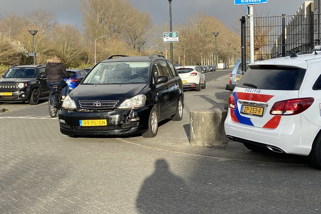 Aanrijding tussen bestelscooter en personenauto