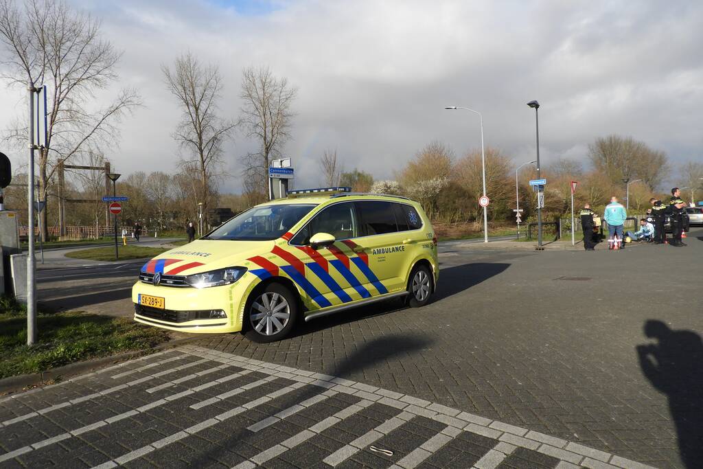 Aanrijding tussen bestelscooter en personenauto