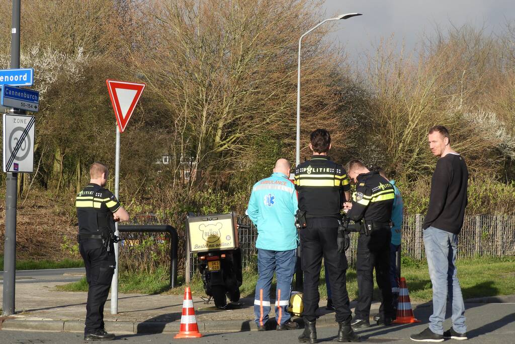 Aanrijding tussen bestelscooter en personenauto