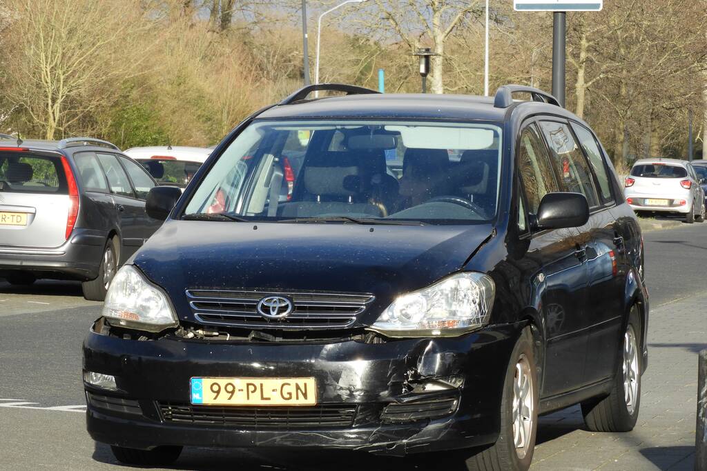 Aanrijding tussen bestelscooter en personenauto