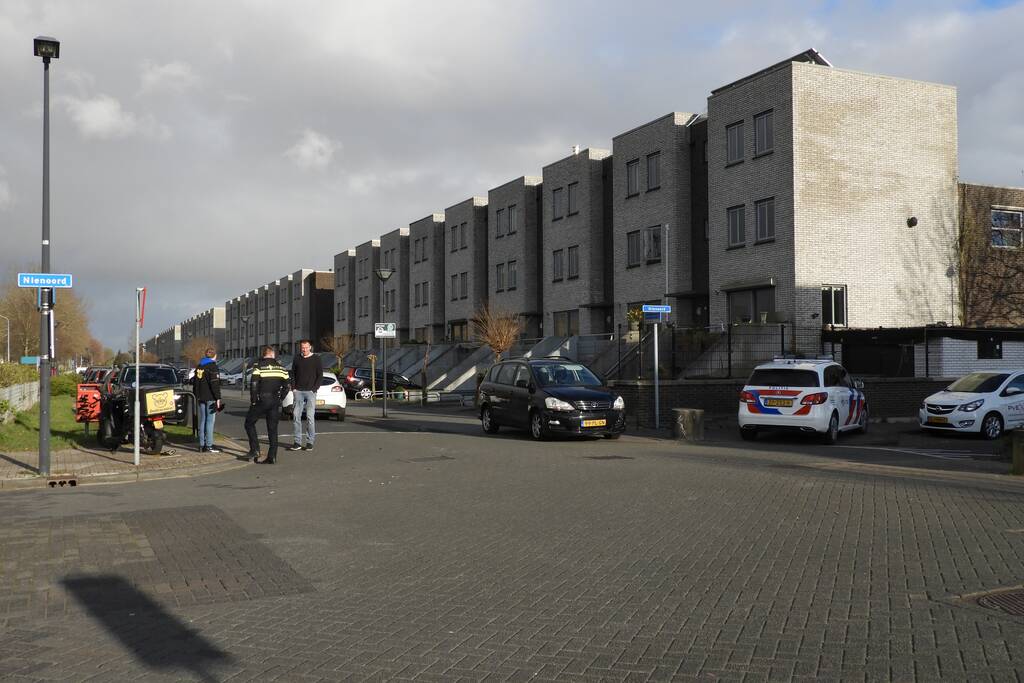 Aanrijding tussen bestelscooter en personenauto