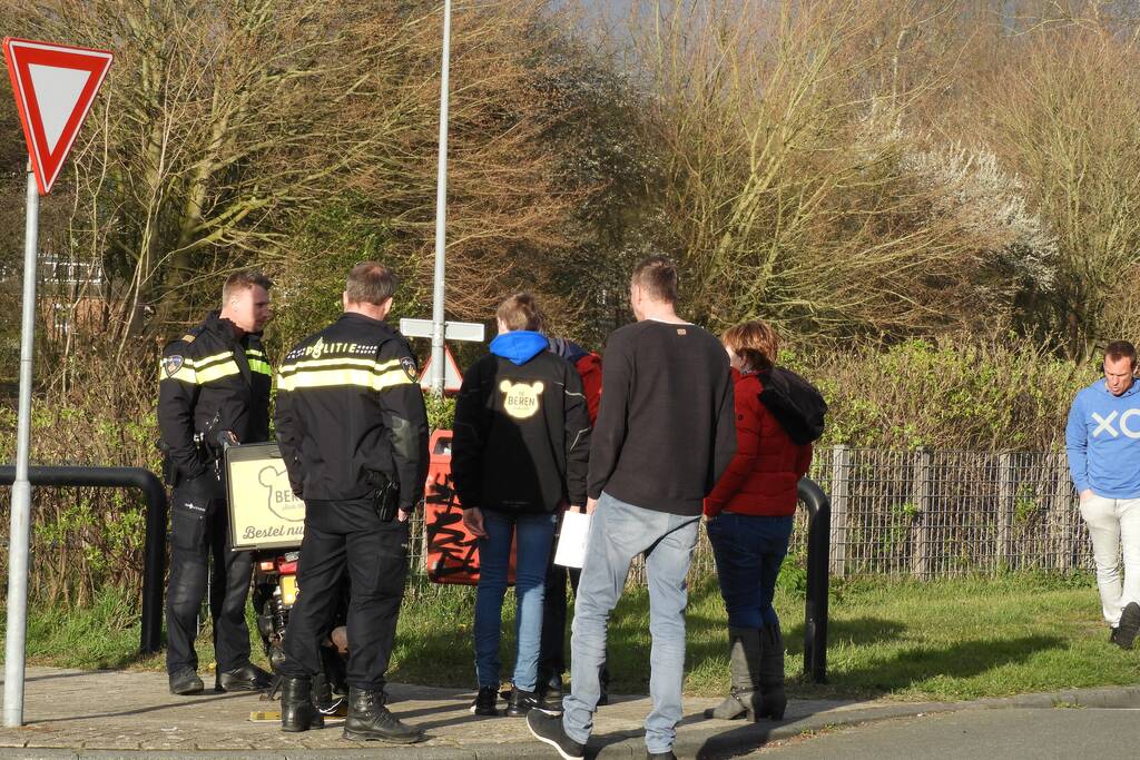 Aanrijding tussen bestelscooter en personenauto